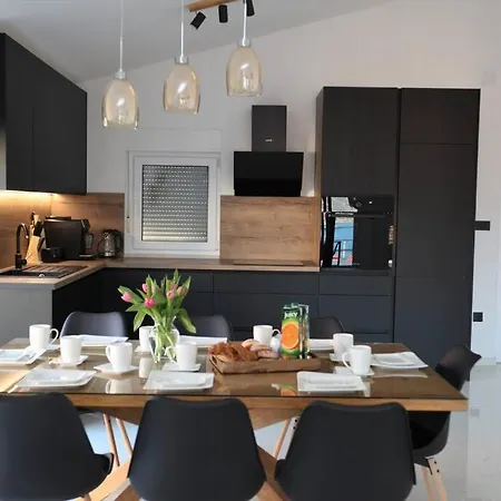 Luxury Lana Apt, Seaview Terrace, Large Outdoor Space, Bbq