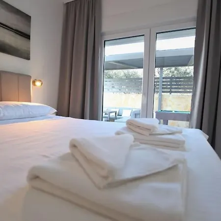 Luxury Lana Apt, Seaview Terrace, Large Outdoor Space, Bbq