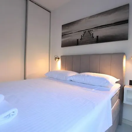 Luxury Lana Apt, Seaview Terrace, Large Outdoor Space, Bbq *