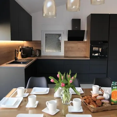 Luxury Lana Apt, Seaview Terrace, Large Outdoor Space, Bbq *