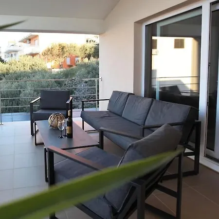 Luxury Lana Apt, Seaview Terrace, Large Outdoor Space, Bbq Vila