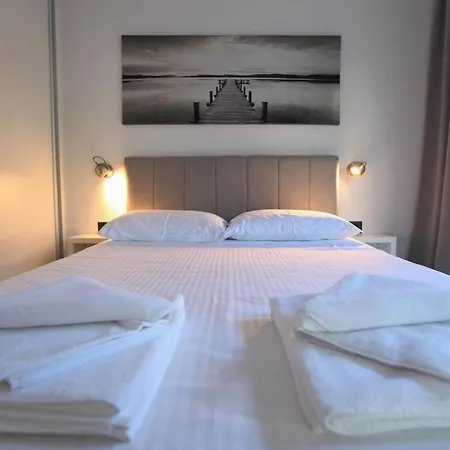 Luxury Lana Apt, Seaview Terrace, Large Outdoor Space, Bbq