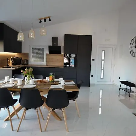 Luxury Lana Apt, Seaview Terrace, Large Outdoor Space, Bbq Trogir