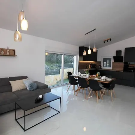 Luxury Lana Apt, Seaview Terrace, Large Outdoor Space, Bbq Villa