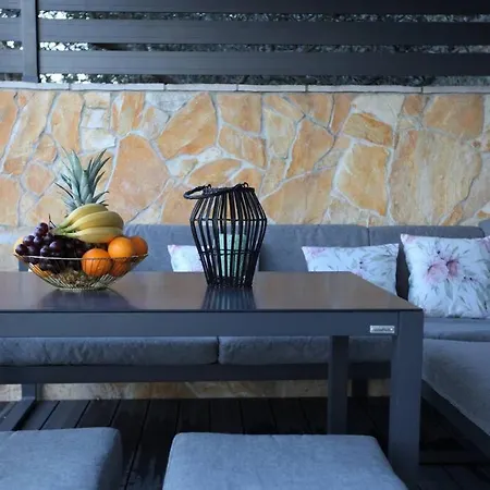 Luxury Lana Apt, Seaview Terrace, Large Outdoor Space, Bbq *