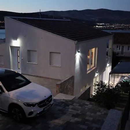 Luxury Lana Apt, Seaview Terrace, Large Outdoor Space, Bbq Villa *