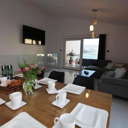 Luxury Lana Apt, Seaview Terrace, Large Outdoor Space, Bbq Willa *
