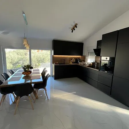 Luxury Lana Apt, Seaview Terrace, Large Outdoor Space, Bbq * Trogir