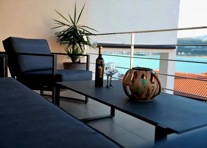 Villa Luxury Lana Apt, Seaview Terrace, Large Outdoor Space, Bbq