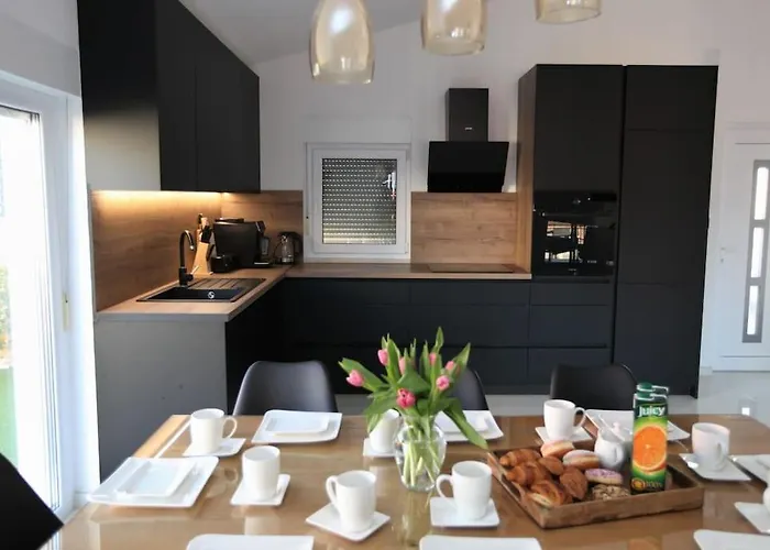 Luxury Lana Apt, Seaview Terrace, Large Outdoor Space, Bbq *