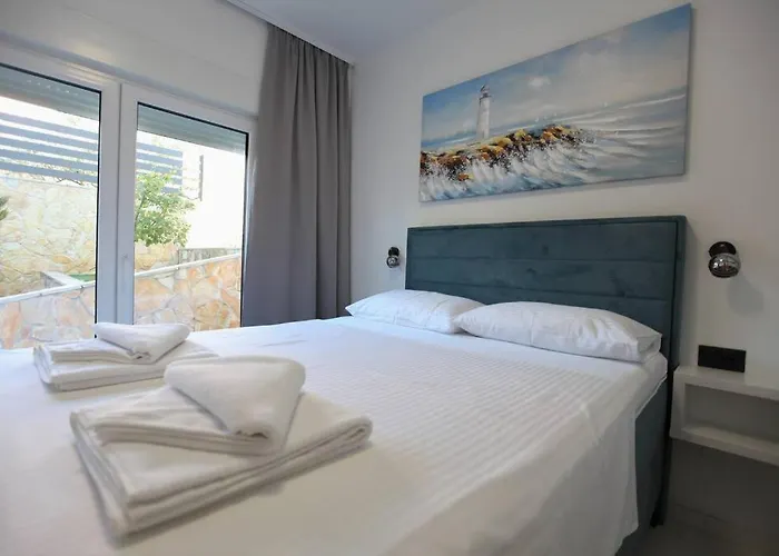 Luxury Lana Apt, Seaview Terrace, Large Outdoor Space, Bbq