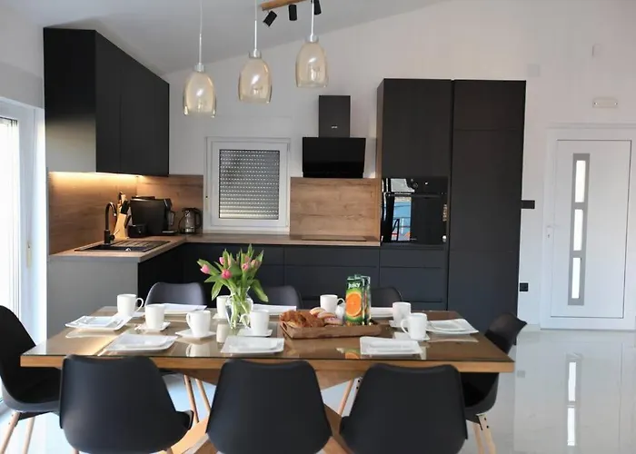 Luxury Lana Apt, Seaview Terrace, Large Outdoor Space, Bbq