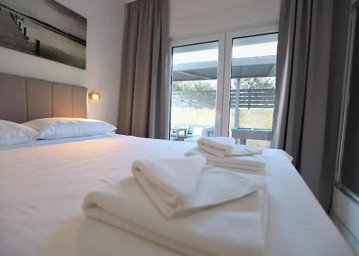 Luxury Lana Apt, Seaview Terrace, Large Outdoor Space, Bbq