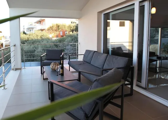 Luxury Lana Apt, Seaview Terrace, Large Outdoor Space, Bbq Villa