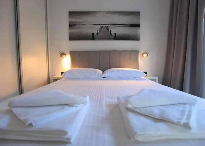 Luxury Lana Apt, Seaview Terrace, Large Outdoor Space, Bbq