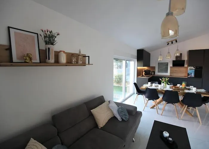 Luxury Lana Apt, Seaview Terrace, Large Outdoor Space, Bbq Villa