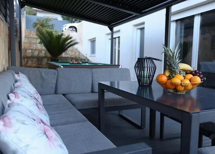 Villa Luxury Lana Apt, Seaview Terrace, Large Outdoor Space, Bbq *