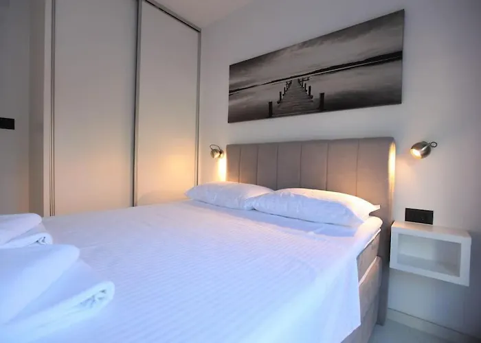 Luxury Lana Apt, Seaview Terrace, Large Outdoor Space, Bbq *