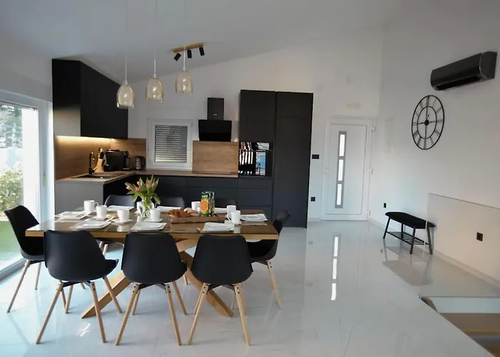 Luxury Lana Apt, Seaview Terrace, Large Outdoor Space, Bbq Трогір