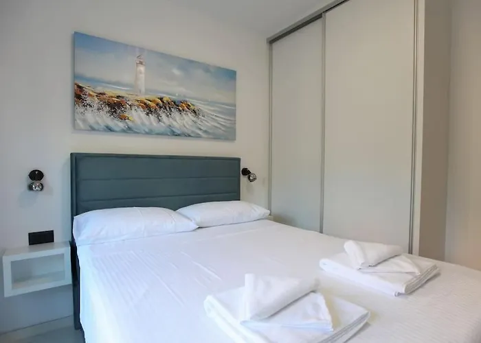 Luxury Lana Apt, Seaview Terrace, Large Outdoor Space, Bbq Villa *