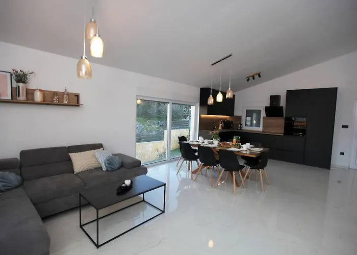 Luxury Lana Apt, Seaview Terrace, Large Outdoor Space, Bbq Villa