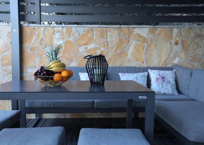 Luxury Lana Apt, Seaview Terrace, Large Outdoor Space, Bbq *