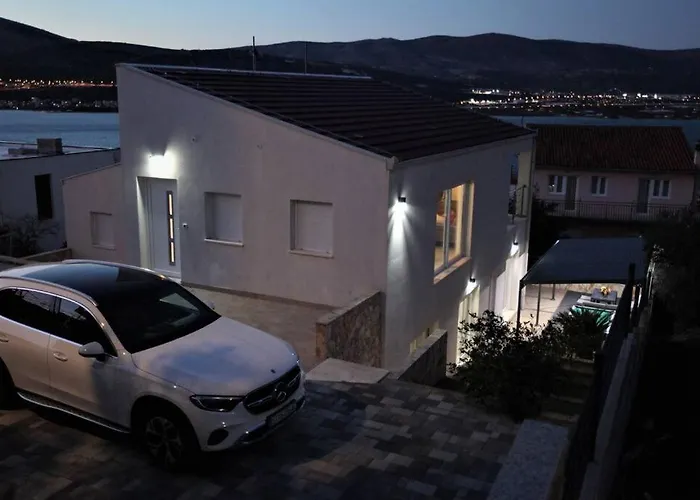 Luxury Lana Apt, Seaview Terrace, Large Outdoor Space, Bbq Villa *