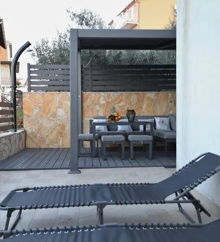 Luxury Lana Apt, Seaview Terrace, Large Outdoor Space, Bbq * Trogir