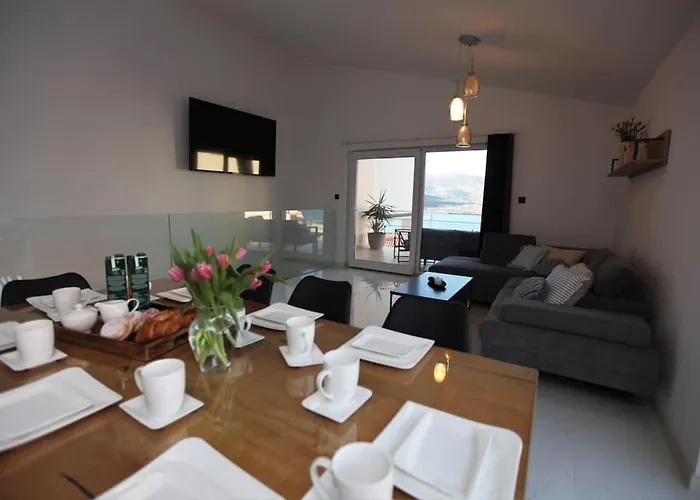 Luxury Lana Apt, Seaview Terrace, Large Outdoor Space, Bbq Villa *