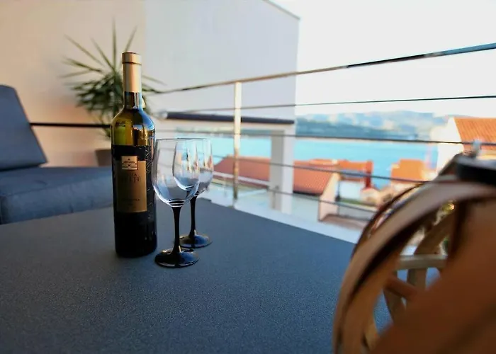 Villa Luxury Lana Apt, Seaview Terrace, Large Outdoor Space, Bbq *