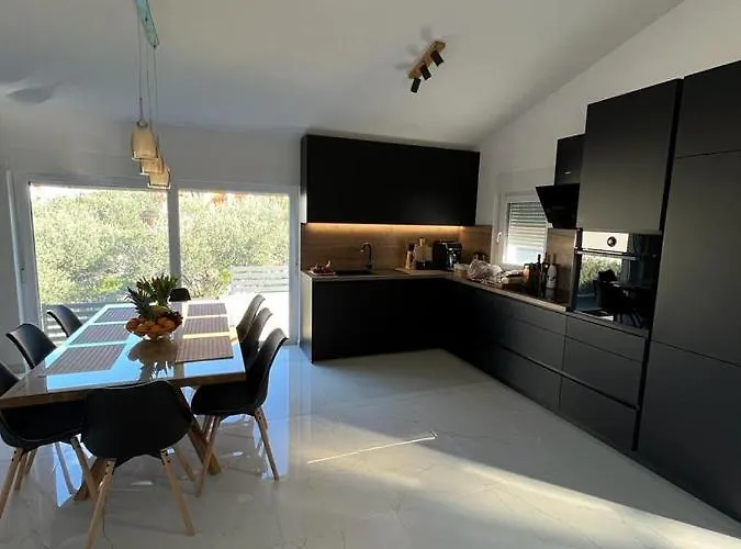 Luxury Lana Apt, Seaview Terrace, Large Outdoor Space, Bbq * Trogir