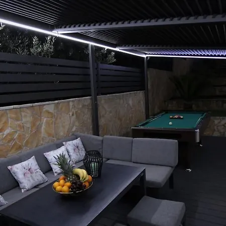 Luxury Lana Apt, Seaview Terrace, Large Outdoor Space, Bbq Villa